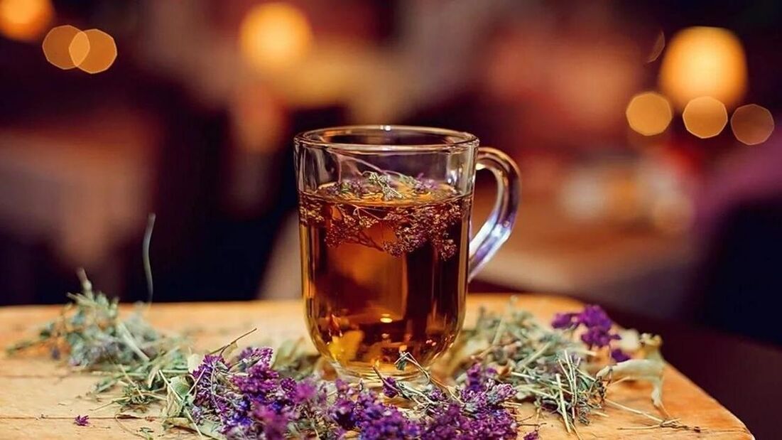 Uma decocção de chá curativo de erva-cidreira protegerá o homem da inflamação